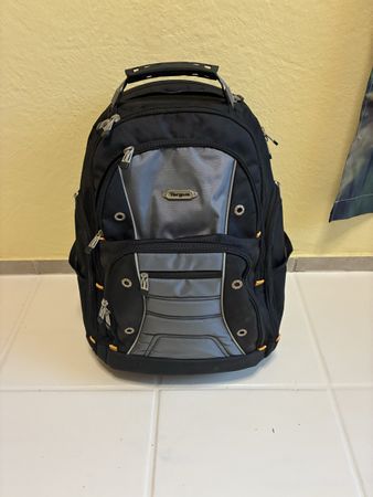 Targus Laptoprucksack schwarz grau gut erhalten für Sommerre