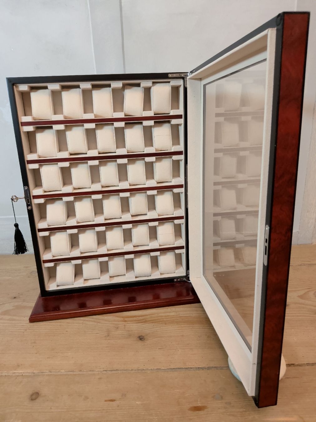Vetrine: 30er Uhrenbox Vitrine Holz abschliessbar – Usato da Dietfurt venduto da Subforce1853 3