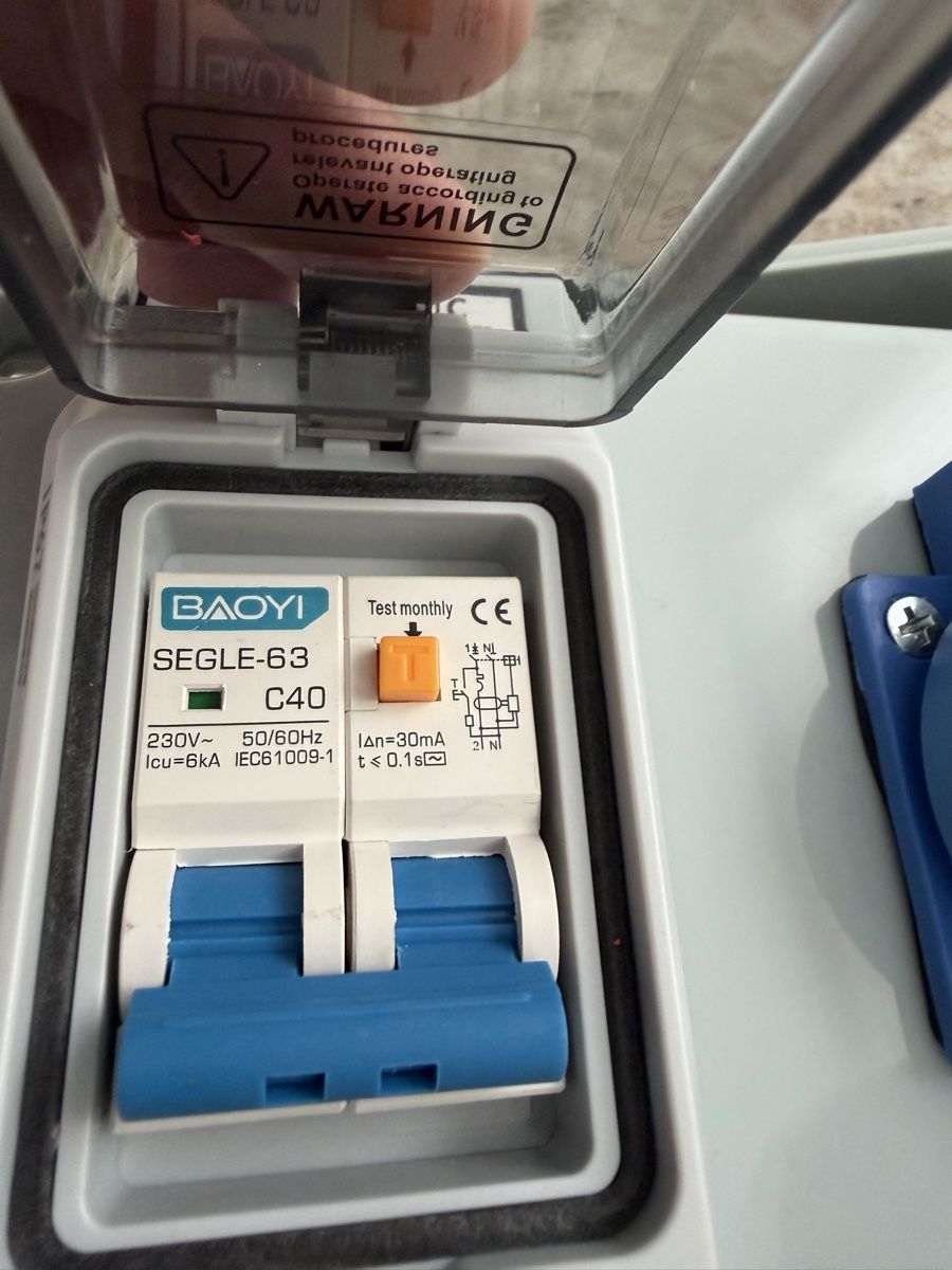 Stromzufuhr: Mobile Stromverteilung 230V mit FI/LS-Schutzschalter – Neu und originalverpackt aus Regensdorf von bugra60 4