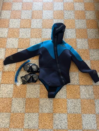 Neoprenanzug mit Haube und Masken