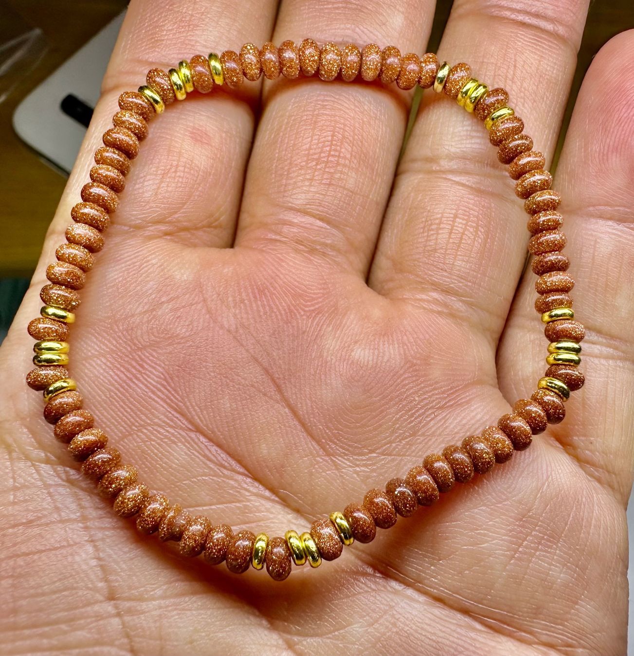 Bracciali & Braccialetti: Elastisches Goldfluss-Armband – Scheibenperlen ca. 4 mm – Nuovo (secondo la descrizione) da Langenthal venduto da Seelenfreunde 4