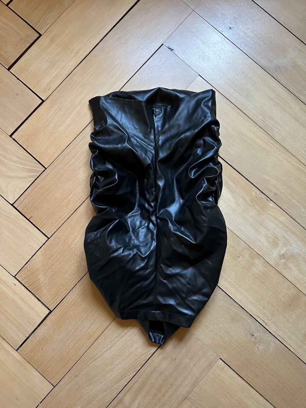 Shein Tops: SHEIN - Kunstleder Bustier-Top schwarz 34 – D'occasion à Zürich par Diazaio 1