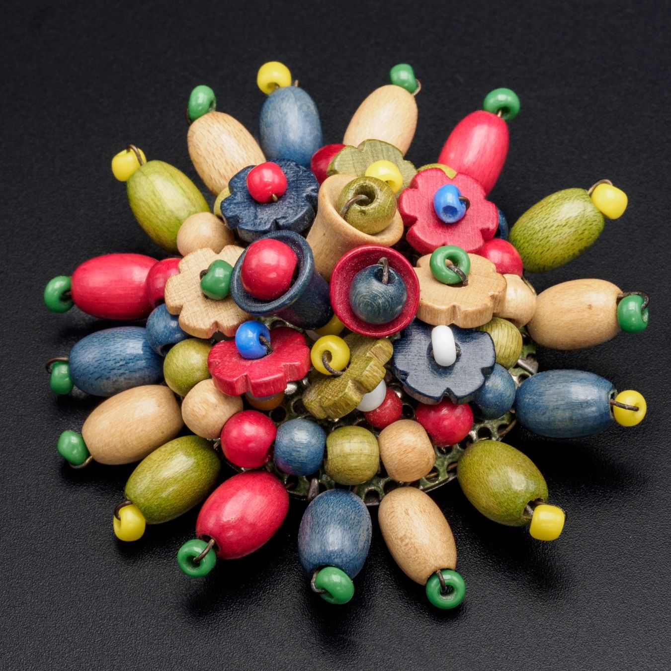 Broschen & Nadeln: Antike Brosche mit Schowanek Holzperlen – Gebraucht aus Zürich von nostalgic_treasures 1