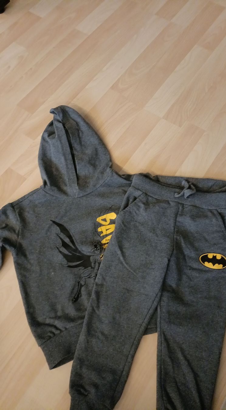 Completi: Batman Jogginganzug, Grösse 98-104,  – Usato da Rotkreuz venduto da mar_wn5h