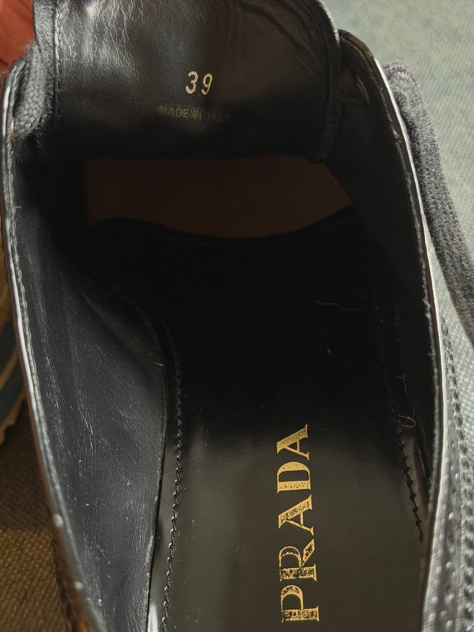 Prada Scarpe da donna: Chaussures Derby compensées Prada Wingtip en cuir – Usato da Cologny venduto da Nayiri 4
