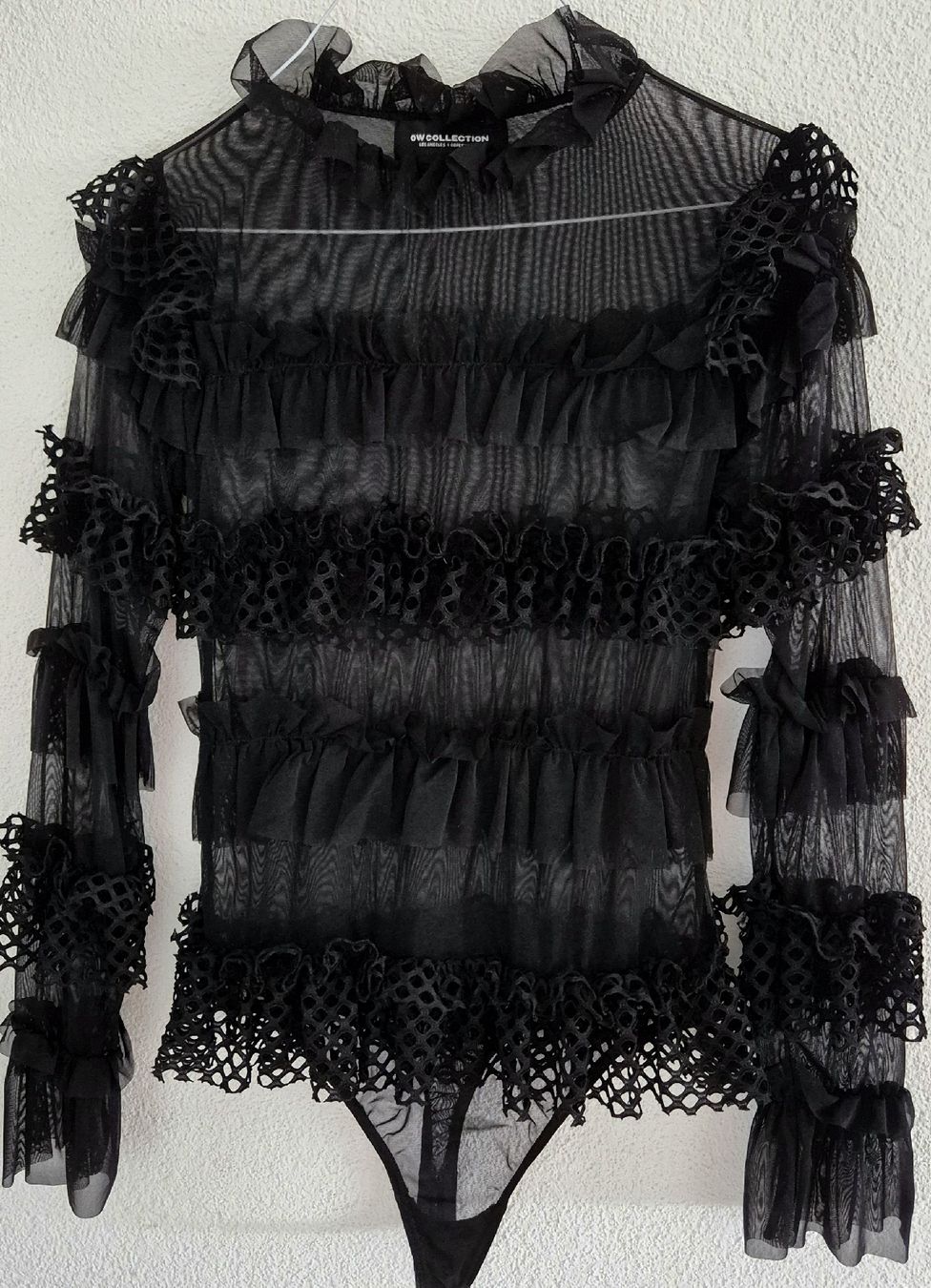 Top: Sheer Black Ruffle Bodysuit - Size M – Nuovo (secondo la descrizione) da Bern venduto da des_7cqy