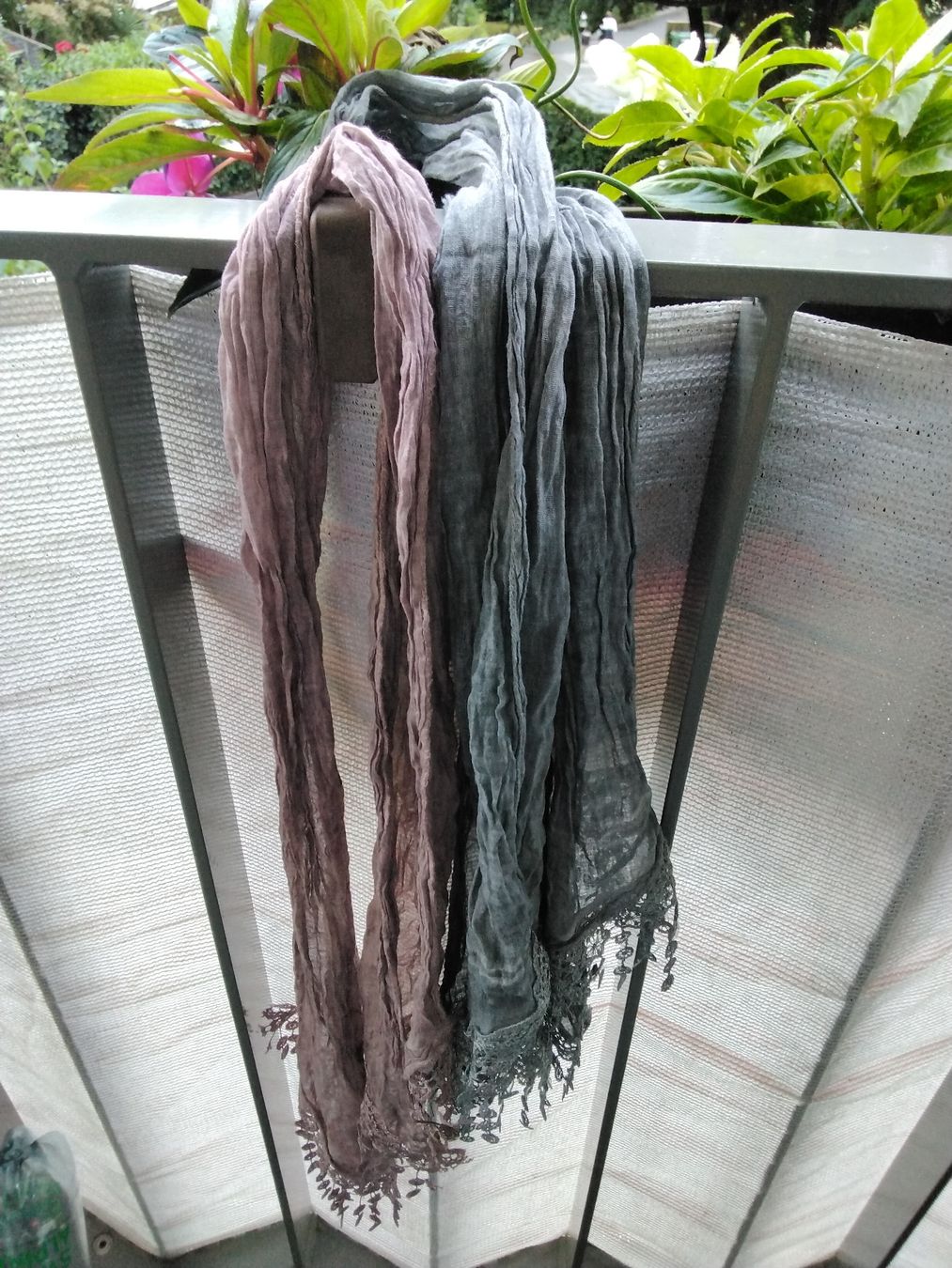 Foulard & Sciarpe: 2 LEICHTE SCHALS GRAU UND LILA – Usato da Biel/Bienne venduto da dasi3 2