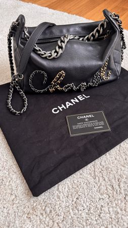 Chanel Signature-Tasche aus schwarzem Leder mit Kettenriemen