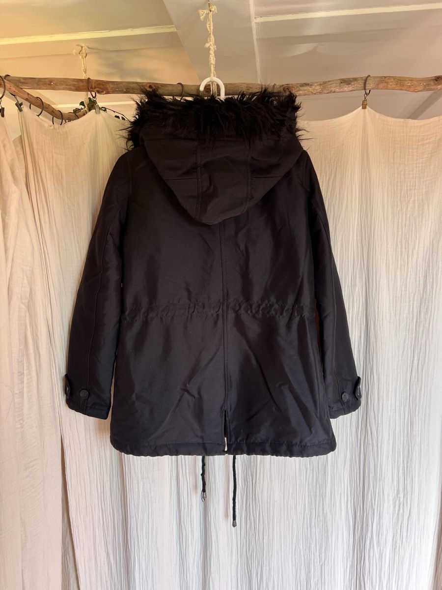 Benetton Mäntel: Warmer Winterparka mit Kunstfell, Gr. M – Gebraucht aus Aarau Rohr von avaina.da.culur 1