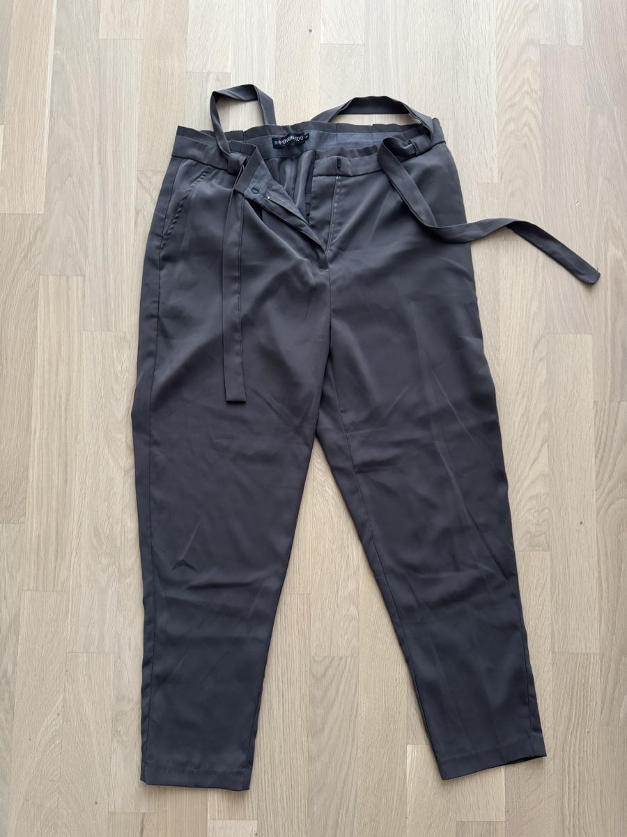Pantaloni: Stoffhose mit Bindegürtel in Grau – Usato da Sulgen venduto da a_fonsi