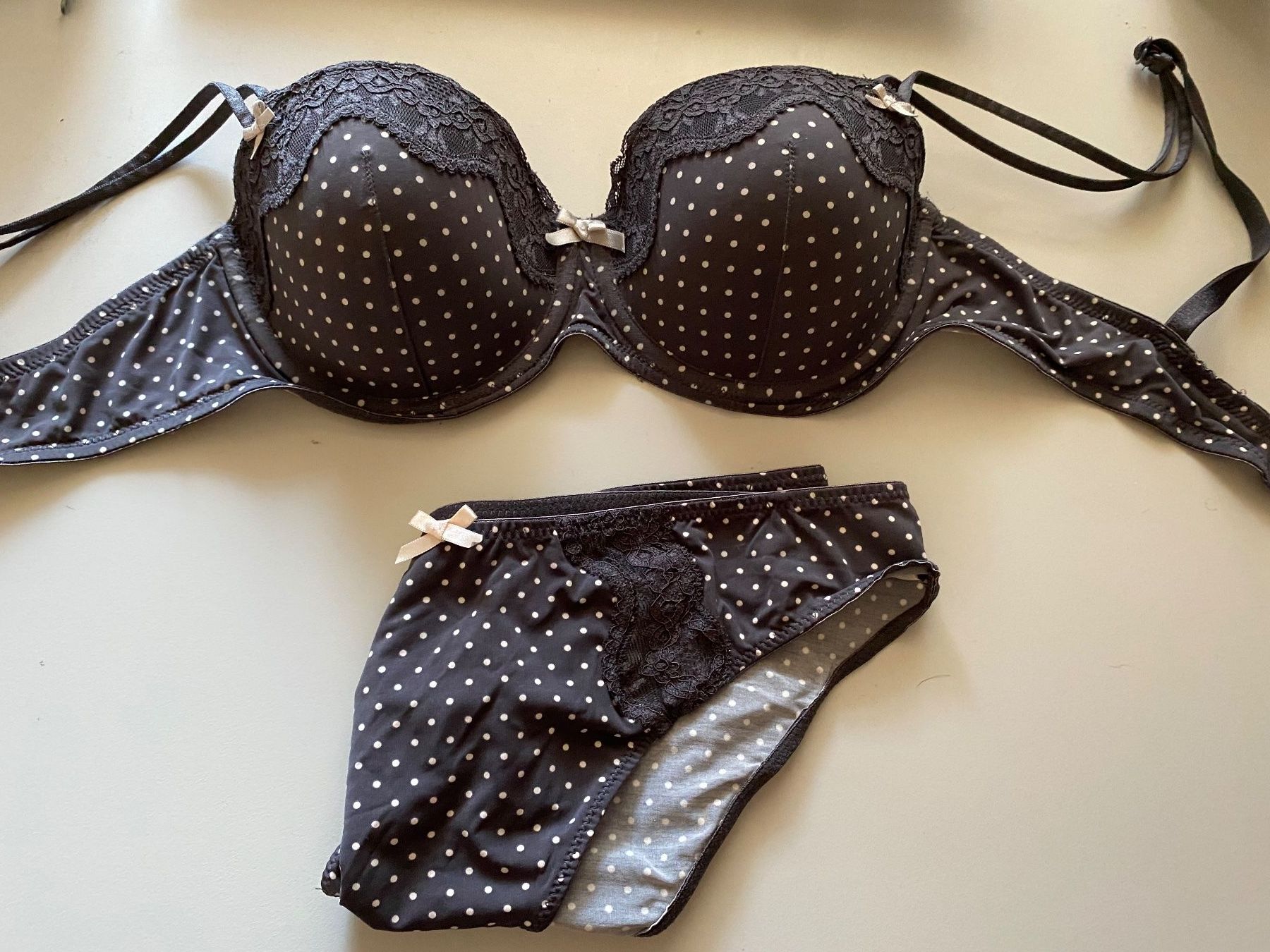 Sonstige Unterwäsche: BH und Slip Set – Gebraucht aus Bözberg von bryo 1