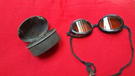 antike Gletscherbrille in  Blechdose, von der Armee