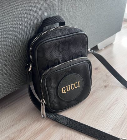 Gucci - kleine Umhängetasche mit GG Monogramm, schwarz