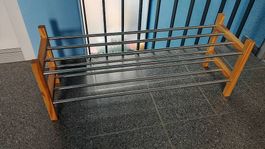 Schuhregal mit Holzrahmen und Metallstangen