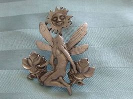 Brosche Elfe Rosenbeet und Sonne