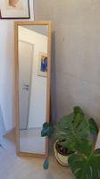 Minimalistischer Standspiegel aus Holz