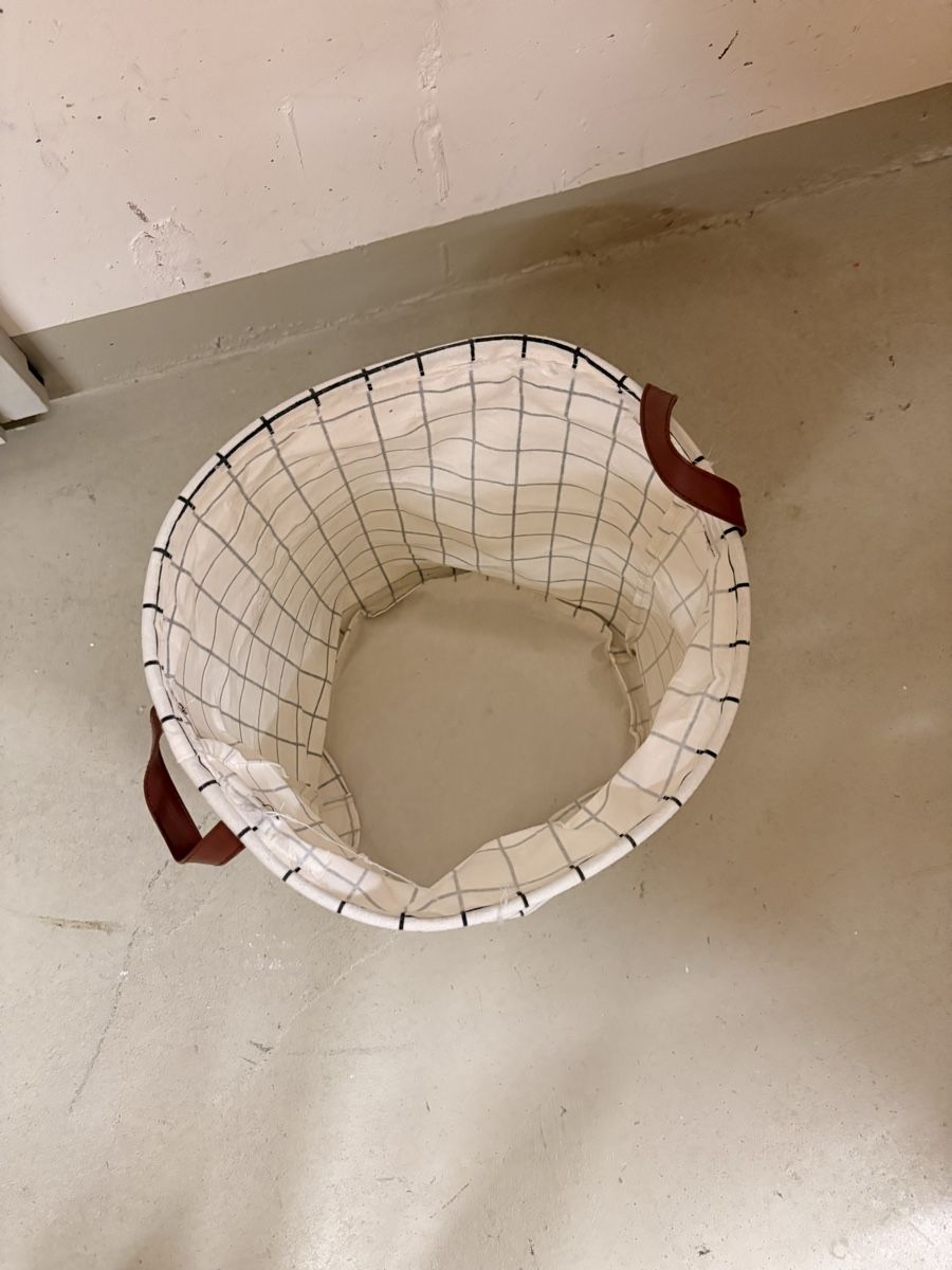 Paniers à linge: Laundry Basket Grid Pattern with Handles Used Condition – D'occasion à Zürich par epe_2dny 1