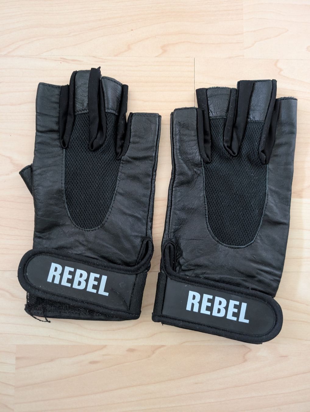 Guanti & manicotti: Fitness Gym Handschuhe – Usato da Basel venduto da DaveZen