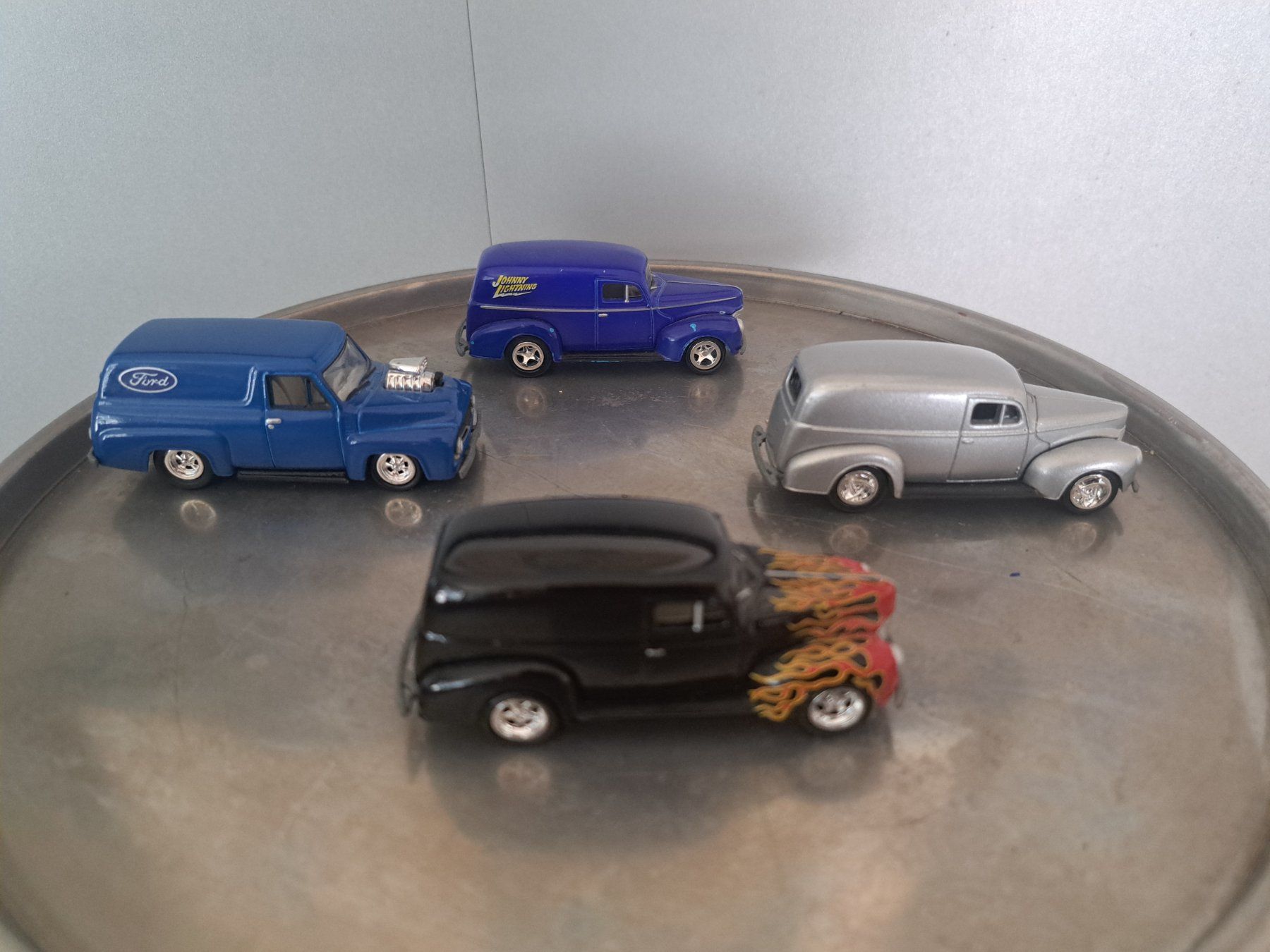 Johnny Lightning Modellini d'auto: 4x Johnny Lightning Panel Cars Neu – Nuovo (secondo la descrizione) da Emmenbrücke venduto da bikesandmore75