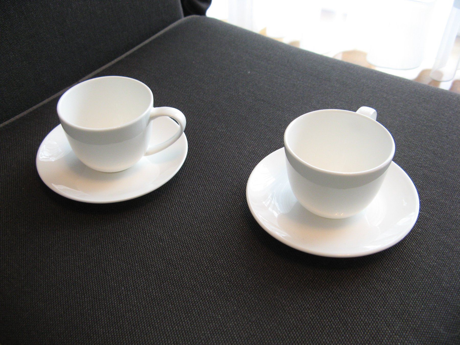 Tazze: 2 kleine weisse Espresso Tassen – Usato da Zürich venduto da apil