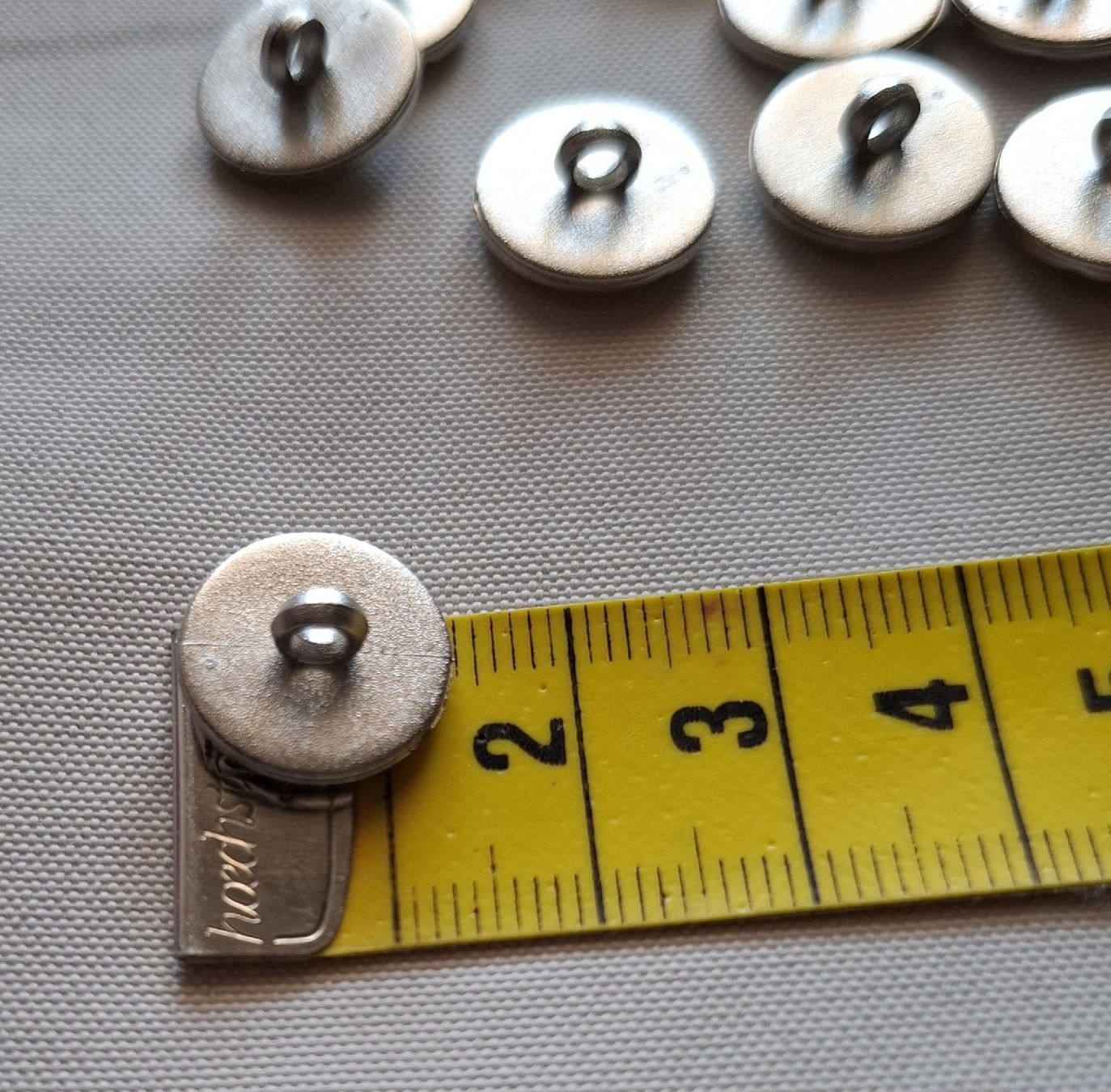 Knöpfe: 15 Stück Knöpfe, silberfarben, 14 mm. – Gebraucht aus Dietikon von Hirschkopf 5