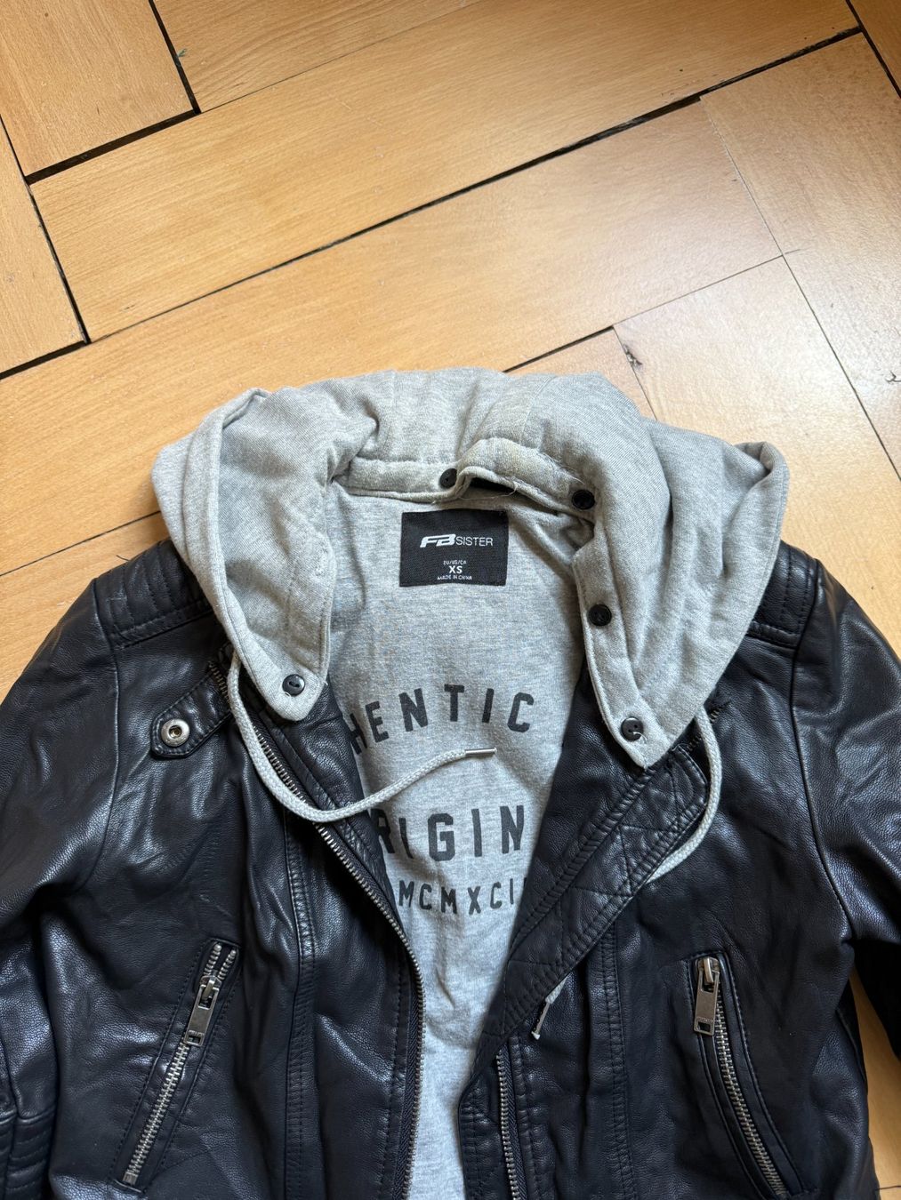 Giacche: FISHBONE - Lederjacke schwarz mit Hoodie XS – Usato da Zürich venduto da Diazaio 3
