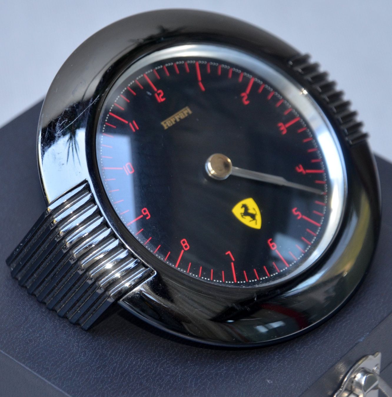 Stand- & Wanduhren: Ferrari Formula 1990's Tischuhr / horloge de table – Gebraucht aus Collonges von Auganien 2