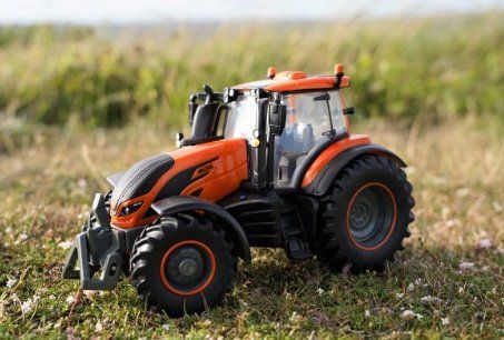 Britains Giocattoli: Valtra Spielzeugtraktor – Nuovo e nell'imballaggio originale da Reinach AG venduto da Stalder-Technik
