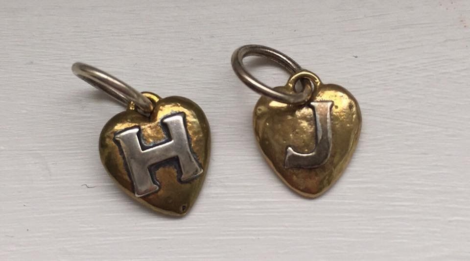 Anhänger: brass/silver initial charm pendant J or H – Gebraucht aus Wädenswil von lucy-ethel