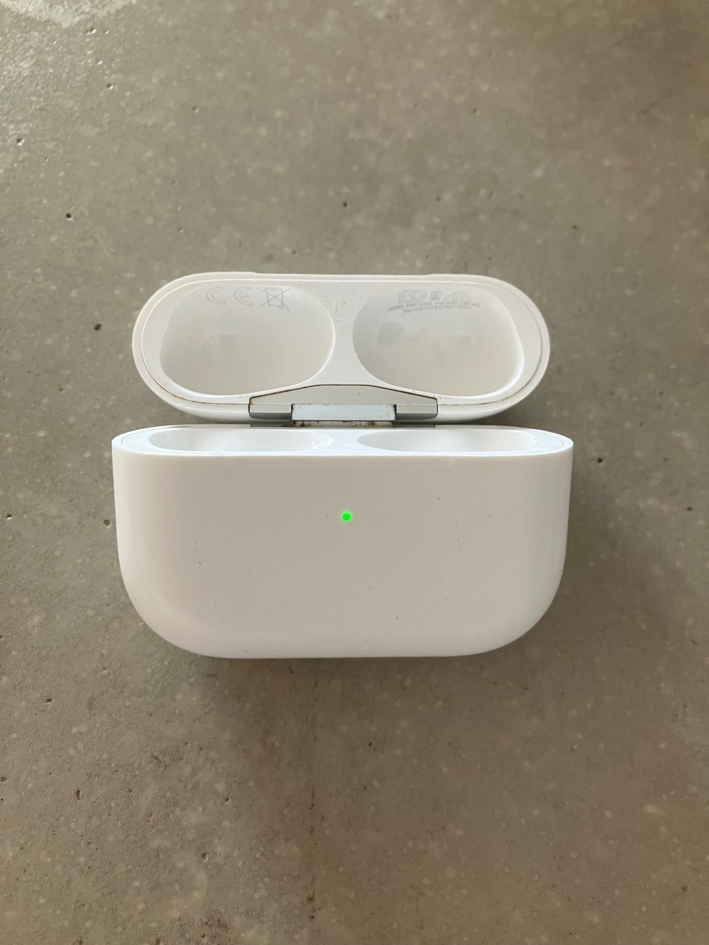 Apple Cuffie: Apple AirPods Pro 1 Charging Case – Usato da Lausanne venduto da mr.v