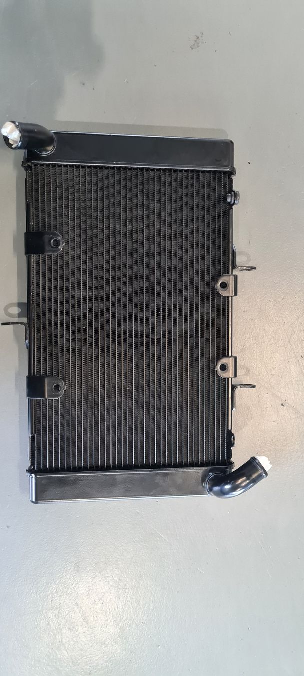 Honda Tutti i ricambio per moto: Radiateur Honda CB1000R – Usato da Yens venduto da PMHMotos 1