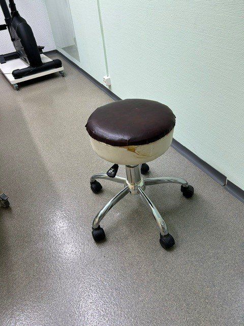Hocker: Kosmetik-Hocker – Gebraucht aus Zürich von msc_d8bd 1