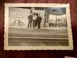 Original Foto: Bahnwärter mit Abfertigungskelle ca. 1940 50