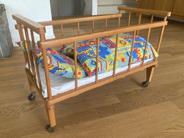 Giocattoli: Puppenbett aus Holz – Usato da Obfelden venduto da beajan2009