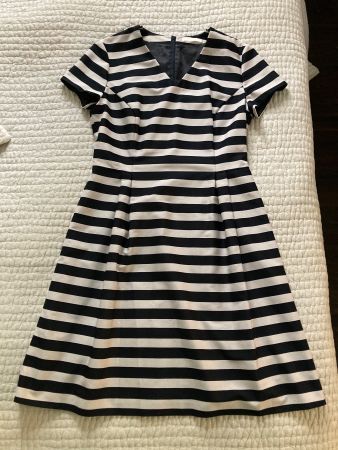 BOSS getreiftes Kleid in Weiss/Blau