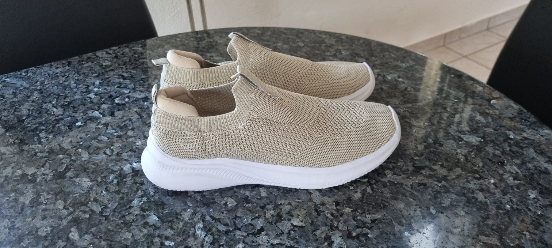 Scarpe da donna: Damenschuhe Sneaker beige Grösse 40 neu – Nuovo (secondo la descrizione) da egliswil venduto da Maggy6 1
