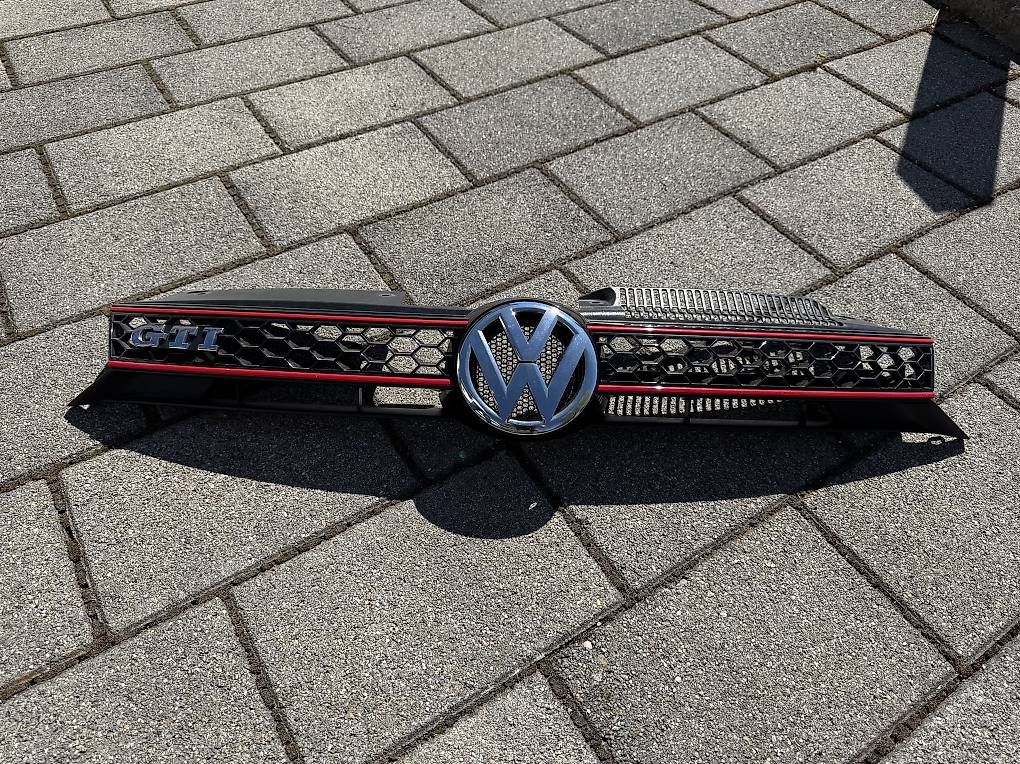 VW Tutti pezzi di ricambio auto: Golf 6 GTI Kühlergrill (original) – Usato da Wallisellen venduto da Z0C 2