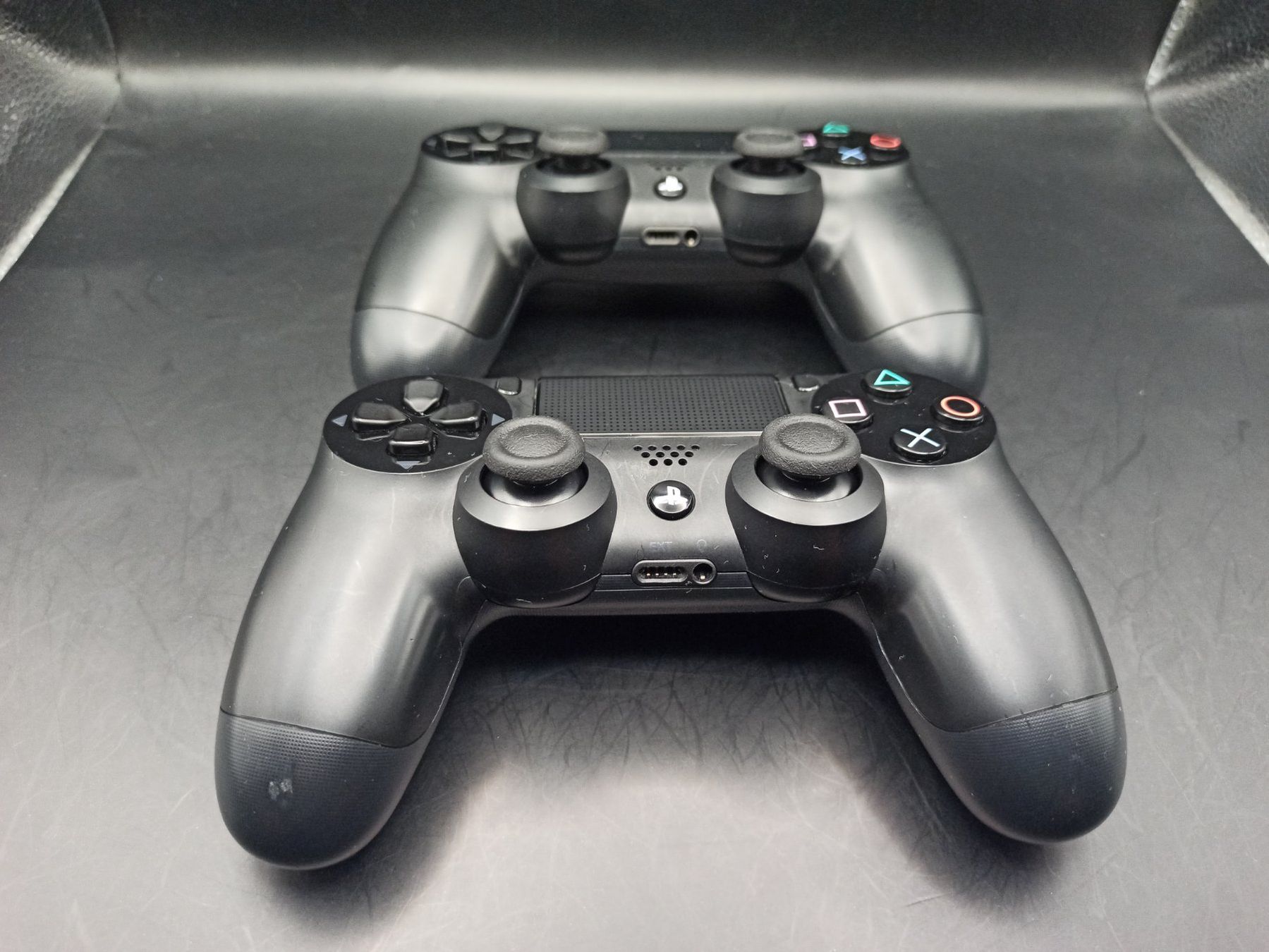 Controller: 2 x Original Controller Sony PS4 Wireless DualShock 4 V1 – Usato da Oberweningen venduto da mar_87mx 1