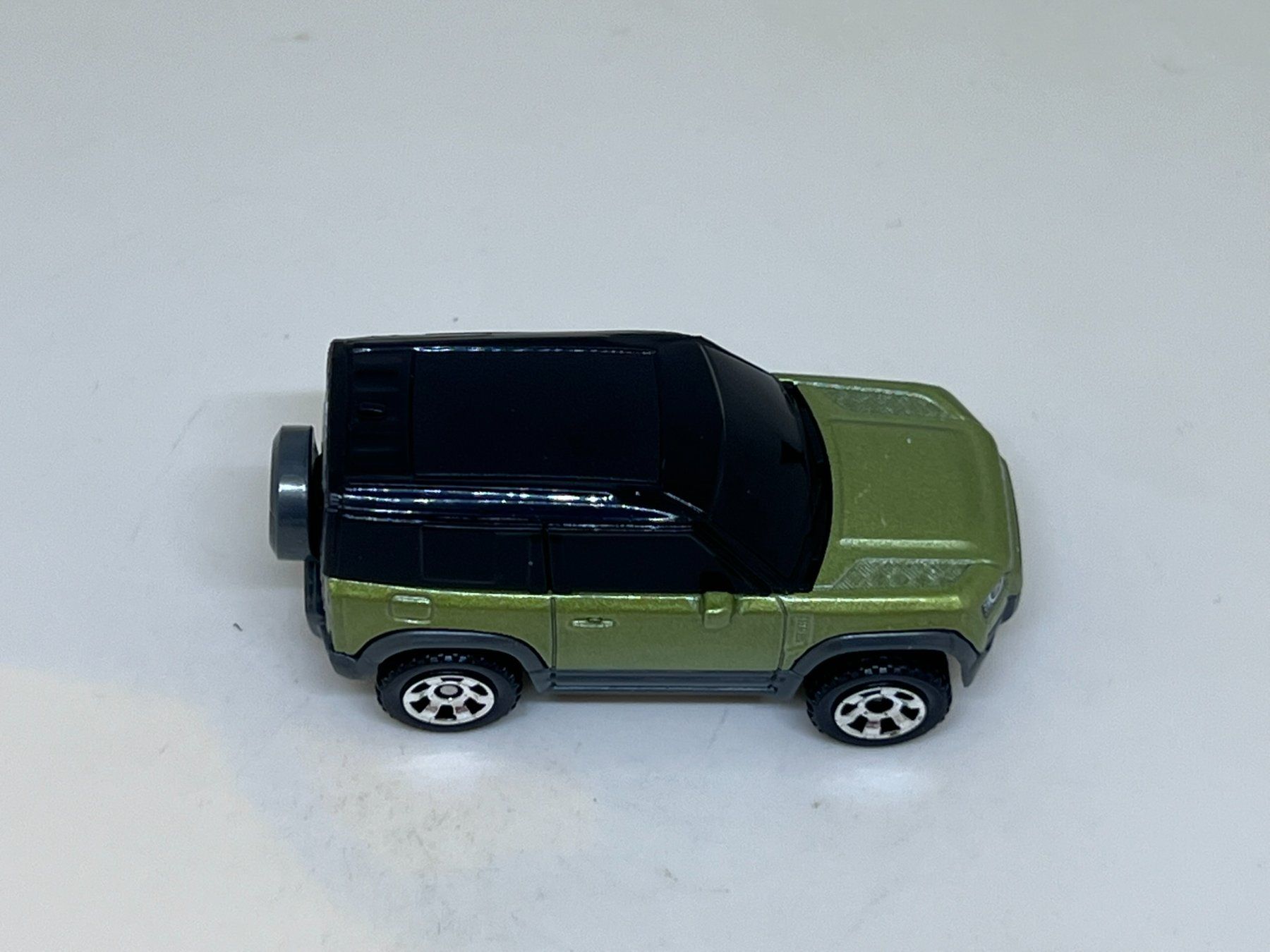 Matchbox Modellini d'auto: Matchbox 2020 Land Rover Defender #734 – Usato da Wildegg venduto da LaaBoutique 1