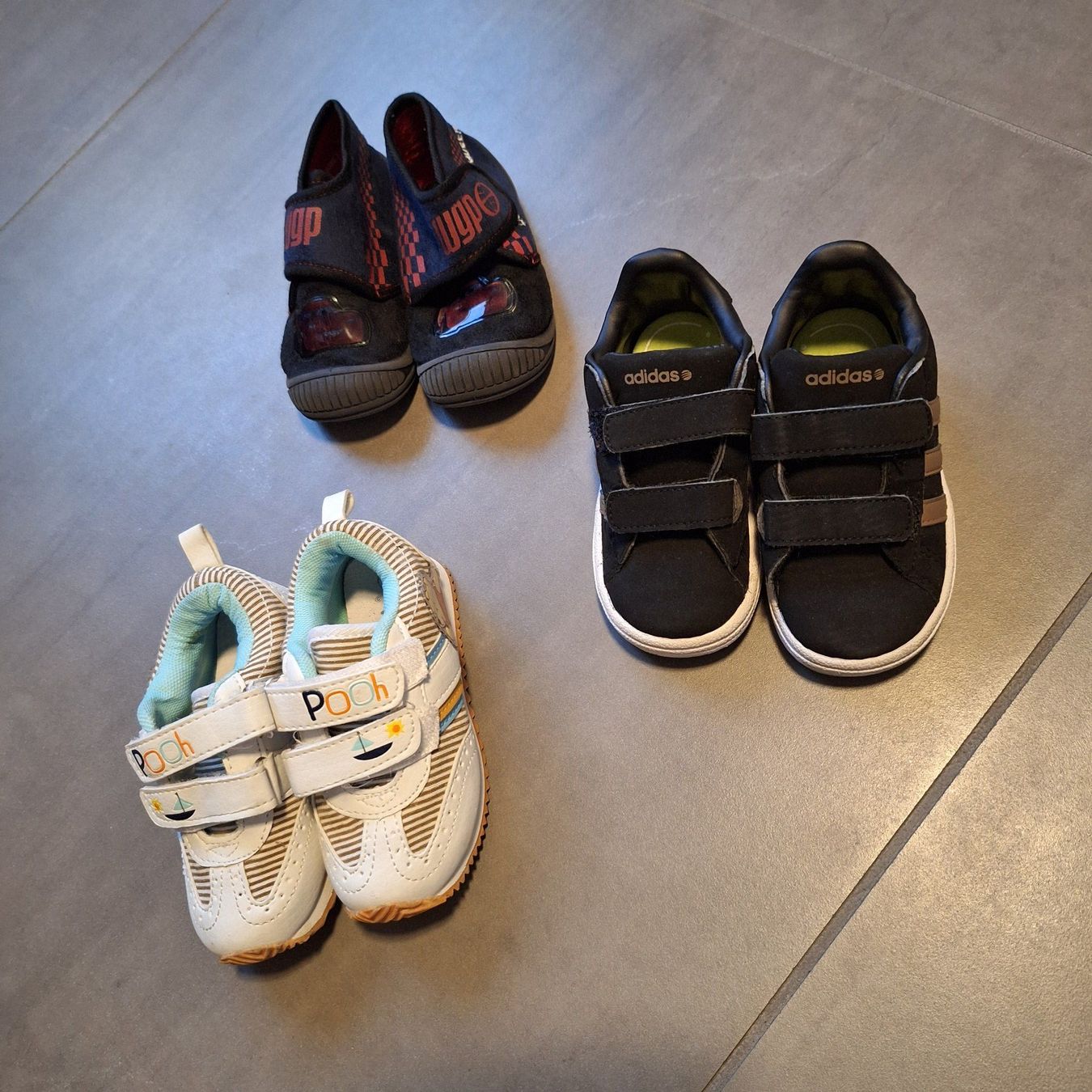 Scarpe per ragazzi: 3 Paar Kinderschuhe Grösse 22 – Usato da Märstetten venduto da activemember