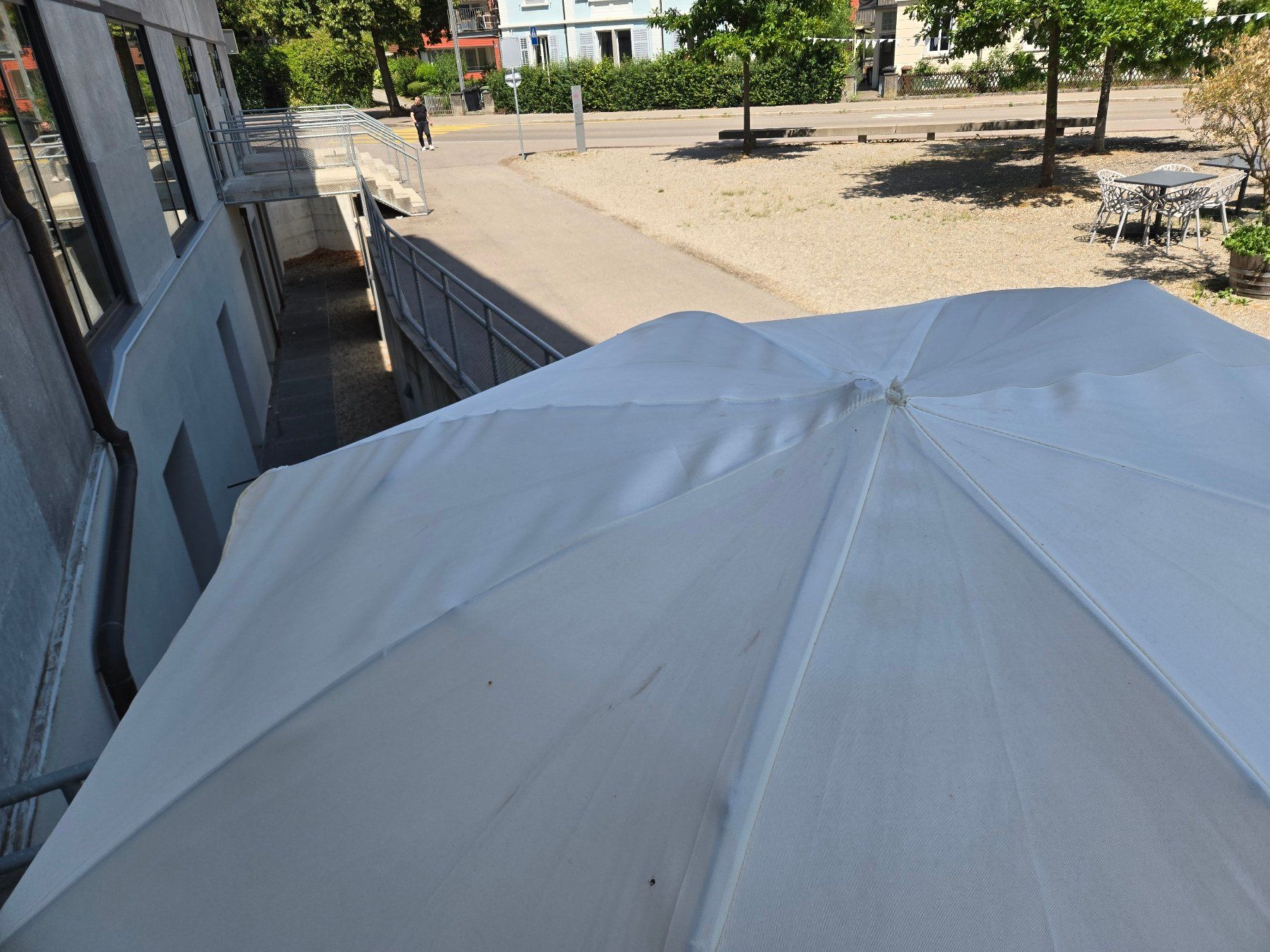 Ombrelloni: 3 Sonnenschirme, 4 massive Sockel – Usato da Winterthur venduto da meinweinkeller 5