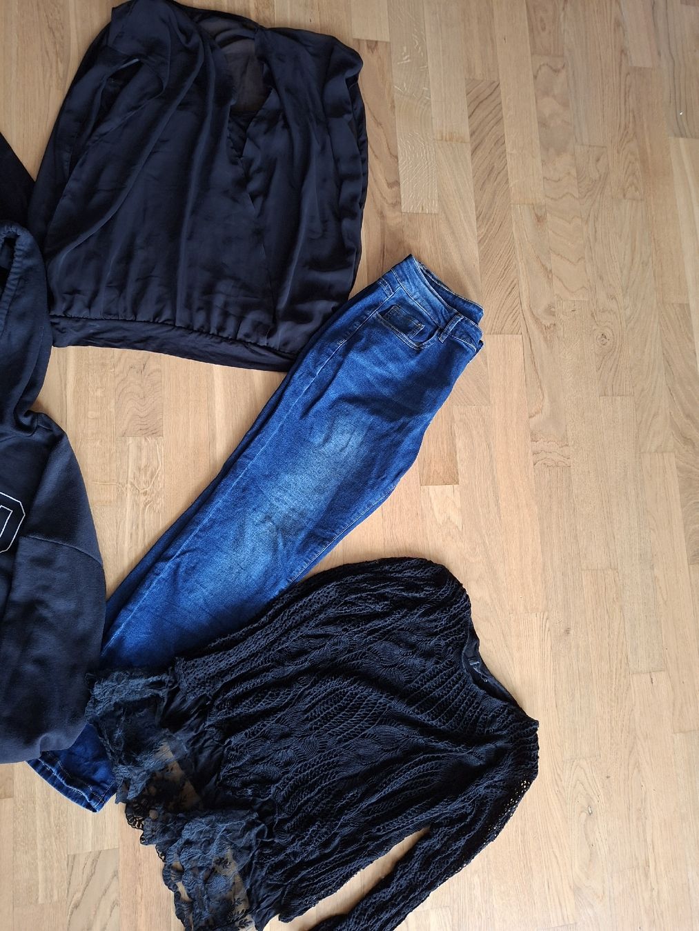 Lotti di vestiti: Kleiderpaket Grösse M – Usato da Lyss venduto da Infinia 2