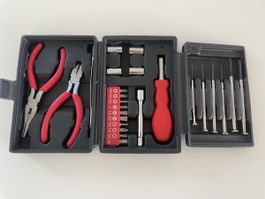 Werkzeugkoffer Schraubendreher Zangen etc.