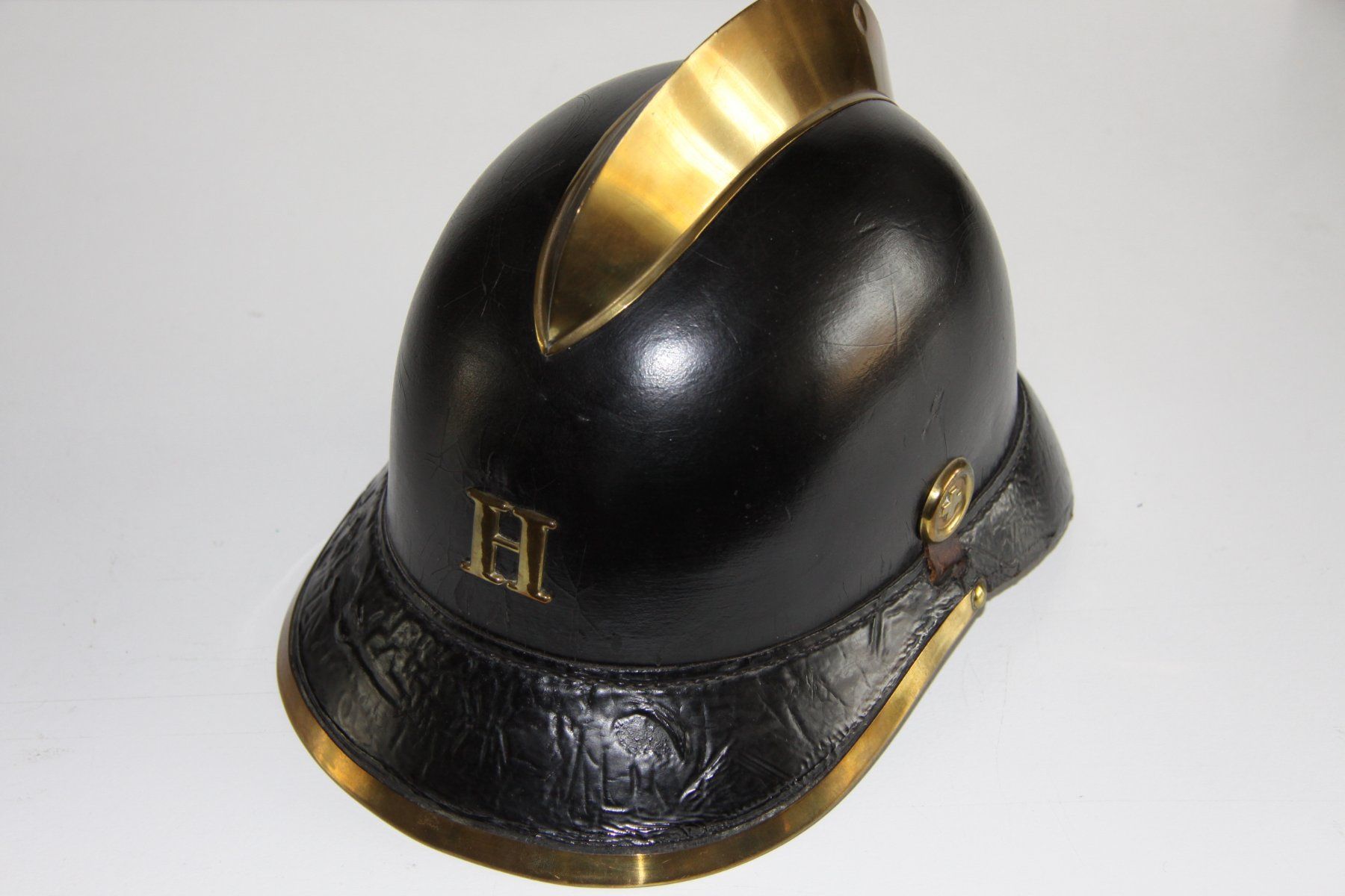 Pompieri: Feuerwehrhelm Schweiz, Lederhelm mit H Emblem – Usato da Baar venduto da ben_vrx8