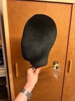 Kopf mit Wandhalterung