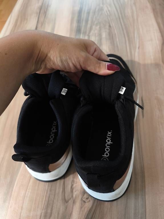 Chaussures femmes: Turnschuhe – D'occasion à Kaisten par lys_zzy8 2