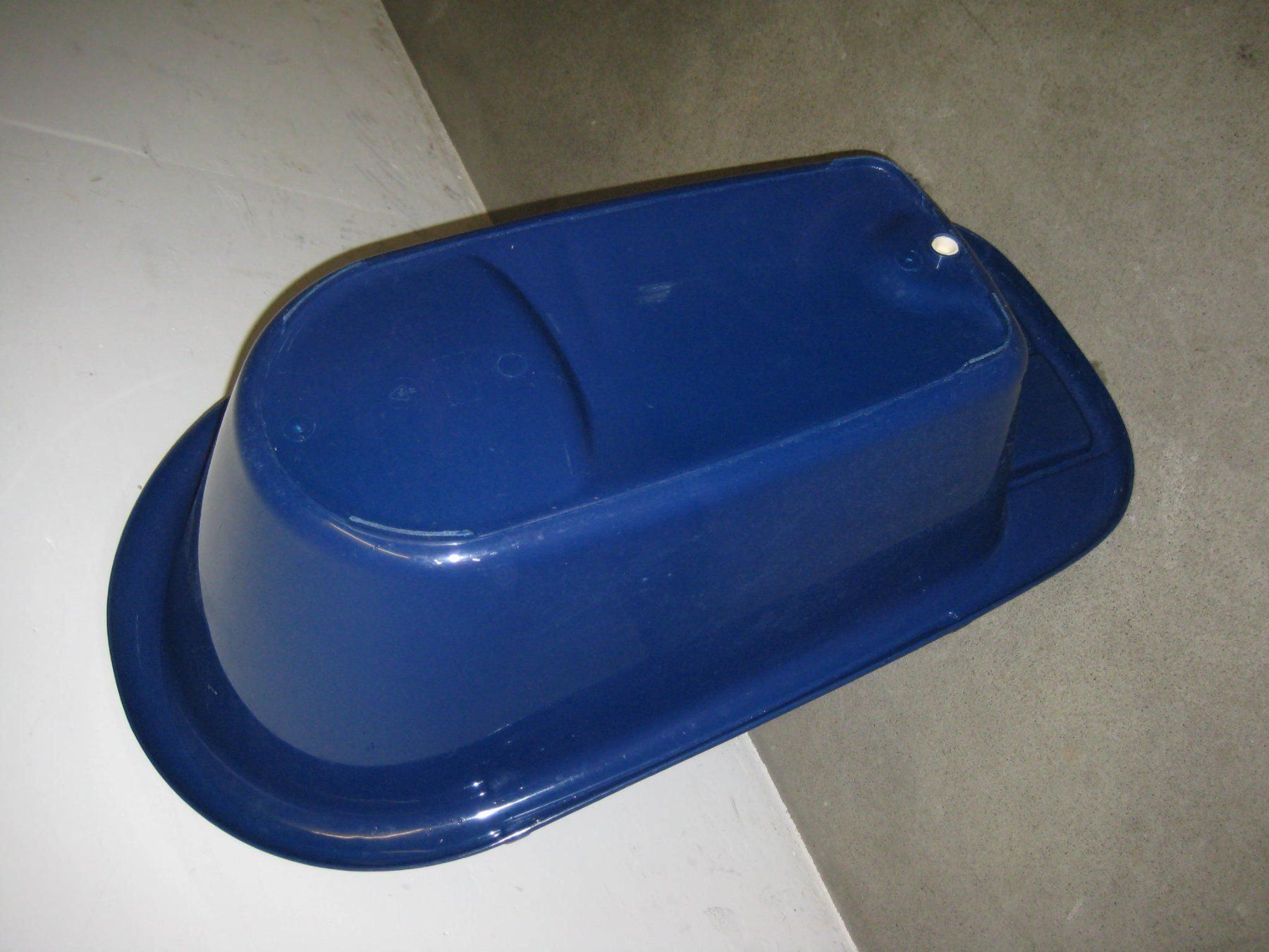 Vasche da bagno: Dunkelblaue Babybadewanne mit Ablauf – Usato da Greifensee venduto da Janali01 1