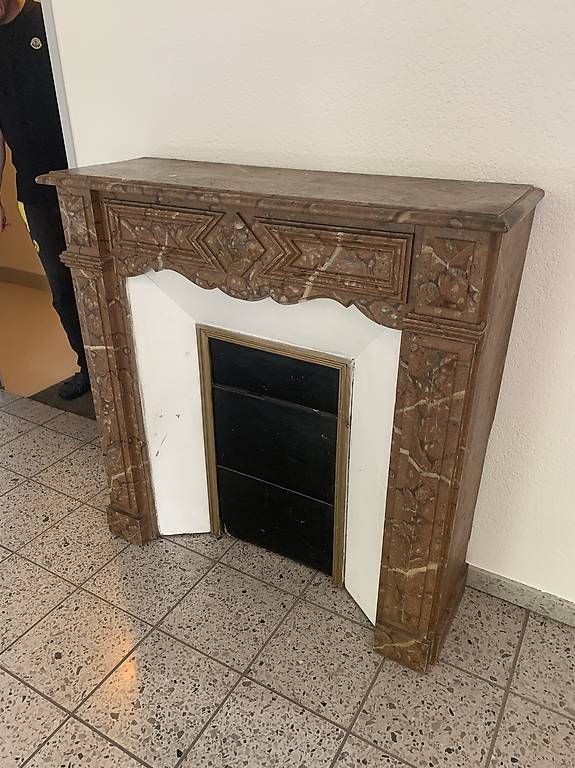 Camini: Antike Jugendstil Kaminumrandung Marmoroptik – Usato da Rothrist venduto da Oddymanliane 2