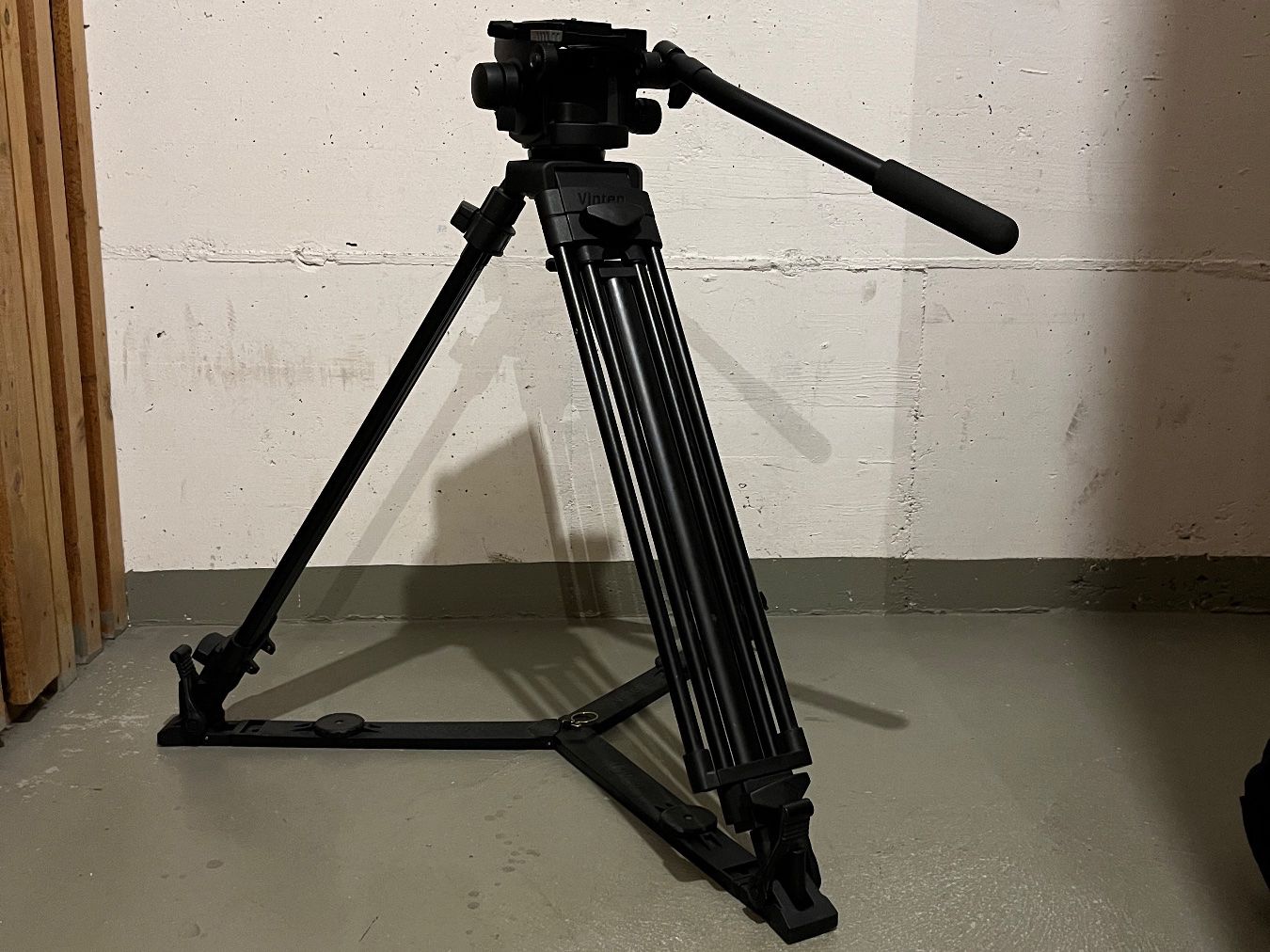 Treppiedi & Teste: Vinten Protouch Pro 6 HDV Videokamera Stativ – Usato da Zürich venduto da Ember2Inferno