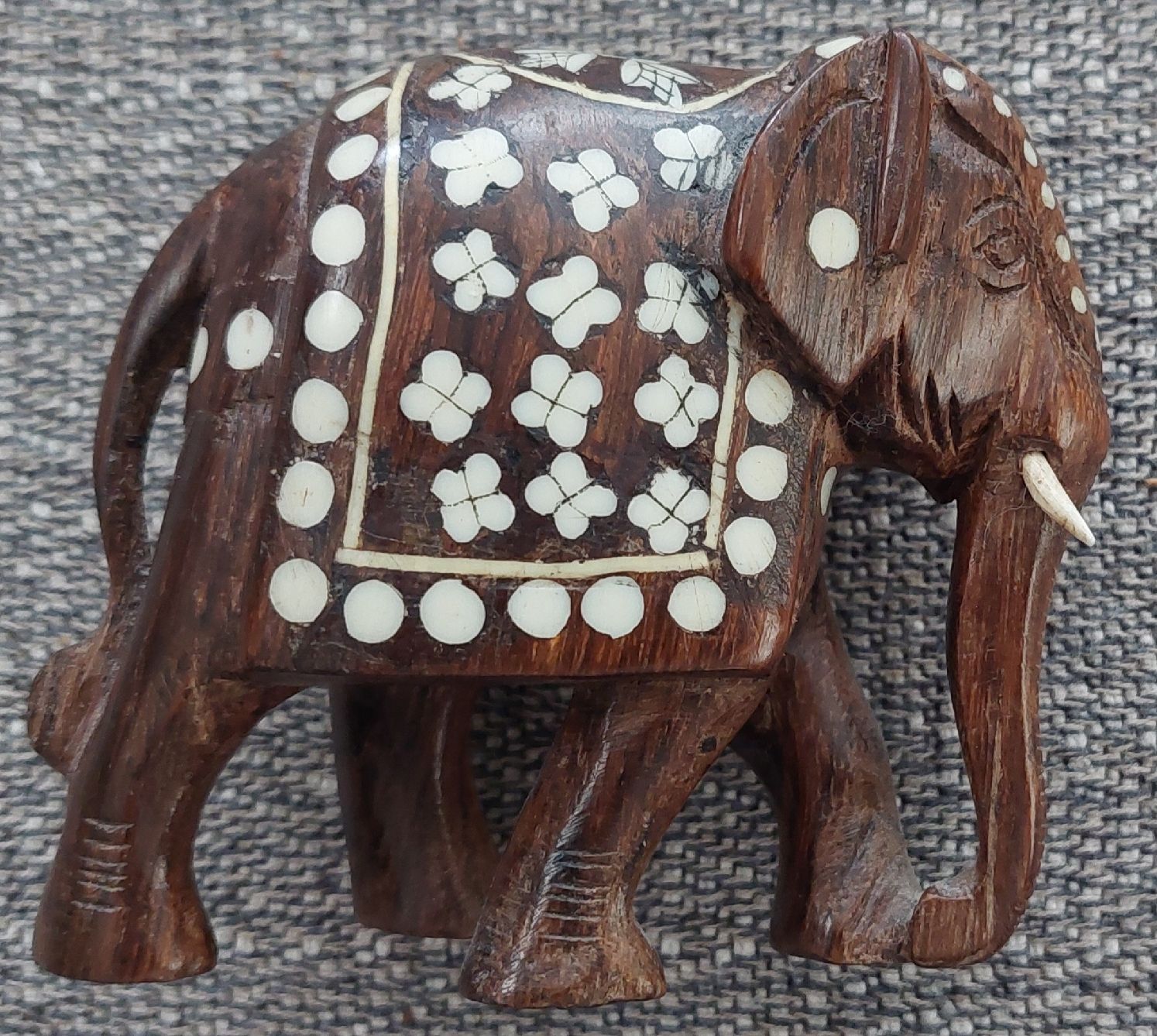 Statuette: Holz Elefant mit eingelegten Knochen, Handgeschnitzt Indien – Nuovo (secondo la descrizione) da Oberdiessbach venduto da gerbu01